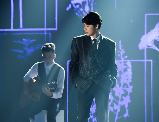 Noo Phước Thịnh mặc vest lịch lãm, mang đến tiết mục acoustic cảm xúc với ca khúc “Đến với nhau là sai”.