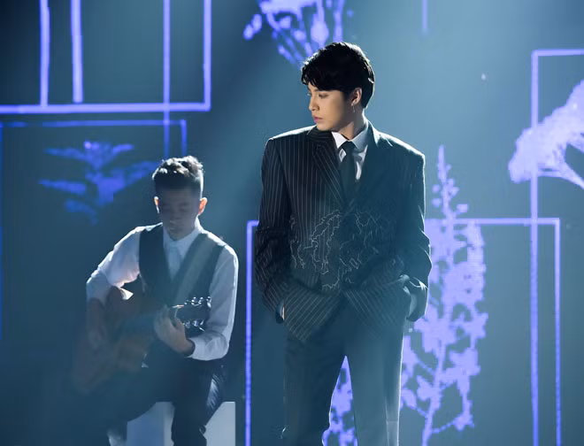 Noo Phước Thịnh mặc vest lịch lãm, mang đến tiết mục acoustic cảm xúc với ca khúc “Đến với nhau là sai”.