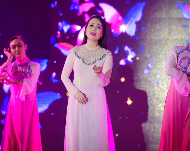 Chị Tư Cẩm Ly diện áo dài cách tân, biểu diễn lại ca khúc “Sầu lẻ bóng” từng làm nên tên tuổi từ 10 năm trước.