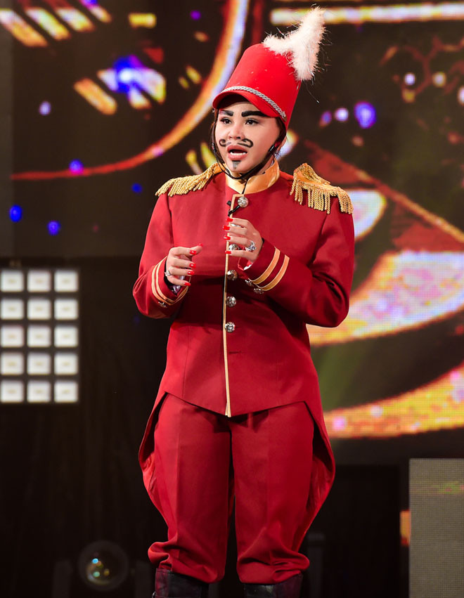 Ngoài ra, tiểu phẩm này còn có sự góp mặt của Lê Giang. Trái ngược với hình tượng giả gái của Trấn Thành, nữ diễn viên hài lại gia trai thành chàng lính gác. Tuy nhiên, cô lại quên tháo nữ trang khi để lộ hai chiếc nhẫn hột xoàn và màu sơn móng tay trong lúc vào vai diễn.