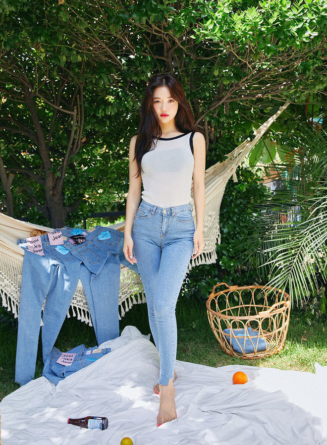 Áo ba lỗ + muôn kiểu quần dài Bộ đôi áo ba lỗ với quần jeans/skinny ôm sát sẽ giúp các nàng khoe trọn những đường cong quyến rũ để tạo nên tổng thể cuốn hút hơn bao giờ hết. Nếu kết hợp với quần ống suông thì ngay tập tức, các nàng sẽ trở thành quý cô đầy thanh lịch và nữ tính. Chỉ riêng việc mix với các kiểu quần dài khác nhau thôi đã có biết bao set đồ hay ho, các nàng diện áo ba lỗ cả tuần chắc cũng không thấy chán.