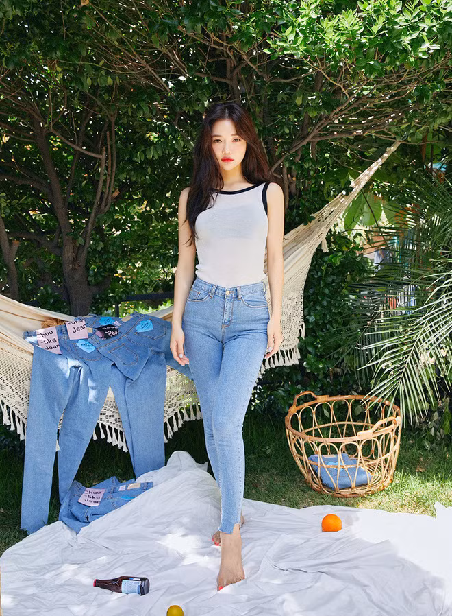 Áo ba lỗ + muôn kiểu quần dài Bộ đôi áo ba lỗ với quần jeans/skinny ôm sát sẽ giúp các nàng khoe trọn những đường cong quyến rũ để tạo nên tổng thể cuốn hút hơn bao giờ hết. Nếu kết hợp với quần ống suông thì ngay tập tức, các nàng sẽ trở thành quý cô đầy thanh lịch và nữ tính. Chỉ riêng việc mix với các kiểu quần dài khác nhau thôi đã có biết bao set đồ hay ho, các nàng diện áo ba lỗ cả tuần chắc cũng không thấy chán.