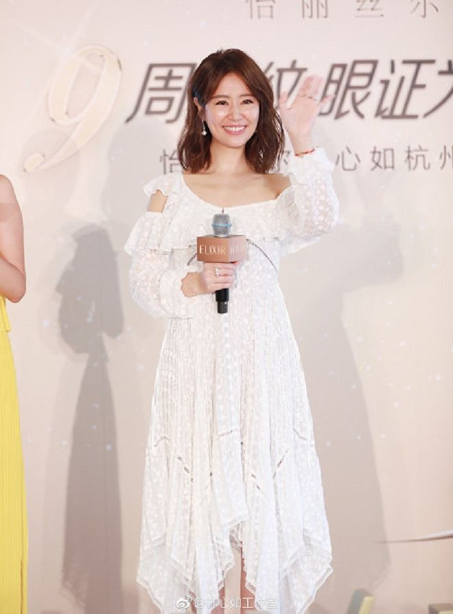 Lâm Tâm Như xuất hiện ở sự kiện với phong cách ăn mặc nữ tính, phong thái đầy trẻ trung.