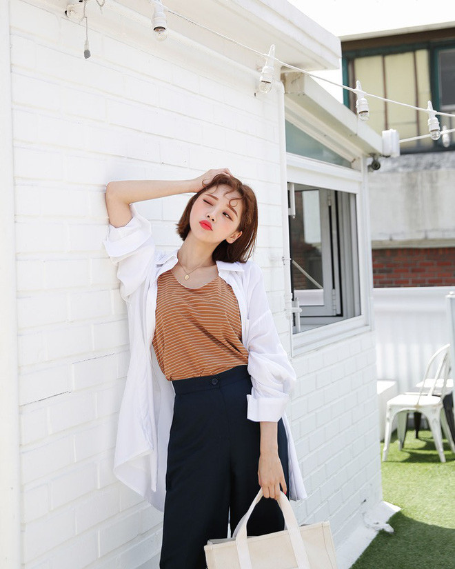 Ba lỗ + áo sơ mi khoác ngoài Khoác chiếc áo sơ mi mỏng nhẹ bên ngoài, các nàng đã có ngay một set đồ đầy năng động, phóng khoáng lại kín đáo cho các cô nàng ngại khoe nhiều khoảng hở mà vẫn thích mặc áo ba lỗ. Các nàng cũng có thể phá cách với chiếc sơ mi dáng dài để thêm phần cá tính, ấn tượng.