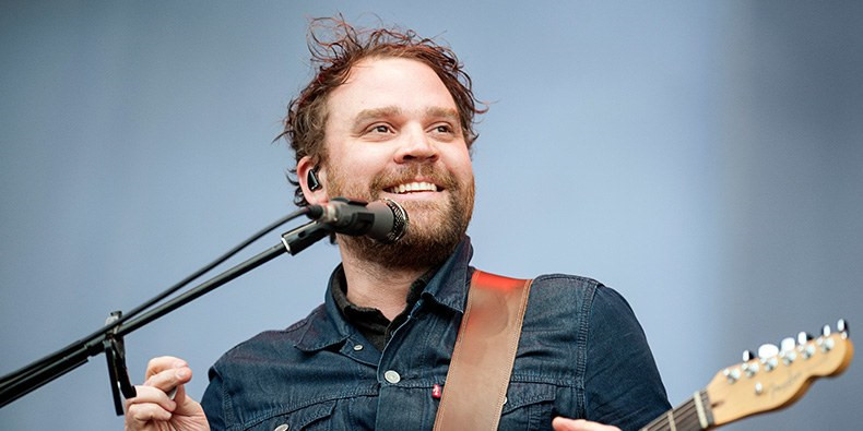 Scott Hutchison: Ca sĩ hát chính của ban nhạc Australia Rabbit được phát hiện qua đời tại South Queensferry, Scotland, hồi tháng 5. Trong một tuyên bố trên Twitter, các thành viên trong ban nhạc chia sẻ: "Anh ấy đã ra đi nhưng sẽ luôn là một tài năng và lòng tốt của anh sẽ mãi mãi được ghi nhớ, chia sẻ". Nguyên nhân cái chết của nam ca sĩ 36 tuổi được cho là chứng trầm cảm nhiều năm.