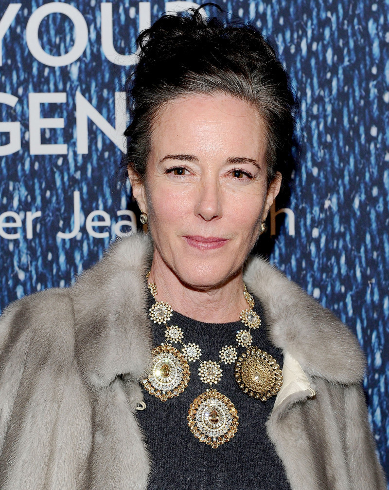 Kate Spade: Nhà thiết kế 55 tuổi người Mỹ tự tử tại nhà riêng ở khu dân cư Park Avenue, New York hồi tháng 6. Theo CNN, thi thể bà được phát hiện lúc 10h26 (theo giờ Mỹ). Sau đó, Reta Brosnahan Saffo, chị gái của Kate Spade bị chỉ trích khi tiết lộ thông tin vô căn cứ với tờ The Kansas City Star, rằng em gái mình mắc bệnh tâm thần nhưng không được điều trị trước khi chết.