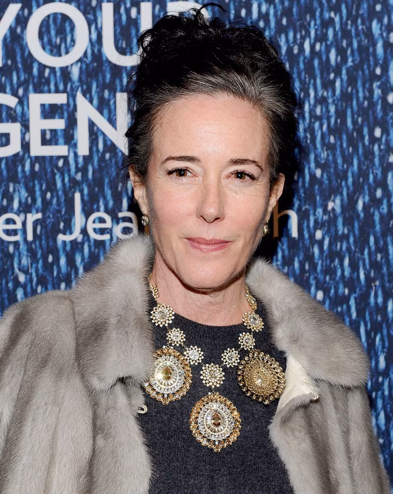 Kate Spade: Nhà thiết kế 55 tuổi người Mỹ tự tử tại nhà riêng ở khu dân cư Park Avenue, New York hồi tháng 6. Theo CNN, thi thể bà được phát hiện lúc 10h26 (theo giờ Mỹ). Sau đó, Reta Brosnahan Saffo, chị gái của Kate Spade bị chỉ trích khi tiết lộ thông tin vô căn cứ với tờ The Kansas City Star, rằng em gái mình mắc bệnh tâm thần nhưng không được điều trị trước khi chết.