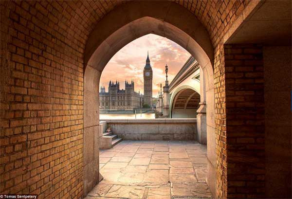 Big Ben, Anh Trên mặt đất là tháp đồng hồ Big Ben nổi tiếng