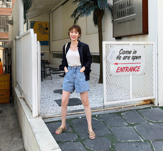 Năng động, phóng khoáng với áo sơ mi khoác ngoài.