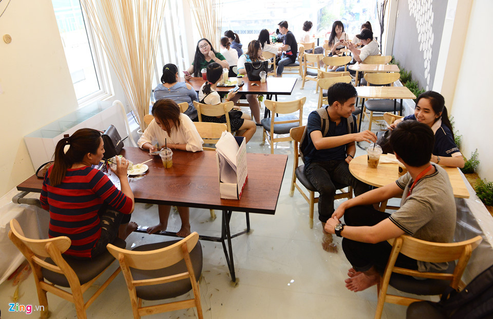 Không gian độc đáo này được triển khai ở một tầng của quán có diện tích khoảng 25 m2, hoàn toàn ngập trong mặt nước sâu gần 20 cm, trang trí khá đơn giản nhưng rất mát mẻ.