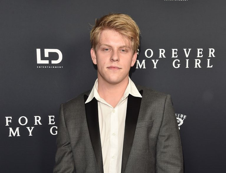 Jackson Odell: Cựu diễn viên tuổi teen kiêm nhạc sĩ, nổi tiếng với vai trò khách mời trên các chương trình truyền hình The Goldbergs , iCarly và Modern Family đột tử tại nhà riêng ở California (Mỹ) hồi đầu tháng 6, khi mới 21 tuổi. "Chúng tôi đã mất đi đứa con trai yêu dấu, Jackson Odell. Chúng tôi sẽ cố gắng vượt qua nỗi đau này", đại diện gia đình Odell nói trong tuyên bố trên tờ TMZ.