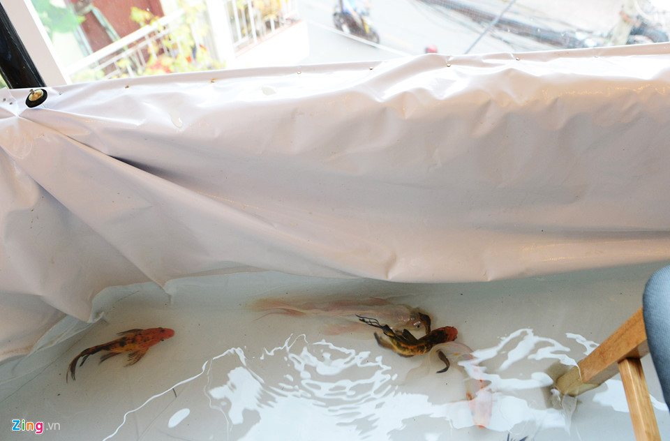 Để giữ nước, quán dùng 2 tấm bạt chống thấm và bọc chân ghế bằng bông gòn để chống di chuyển gây trầy xước, gỉ nước.