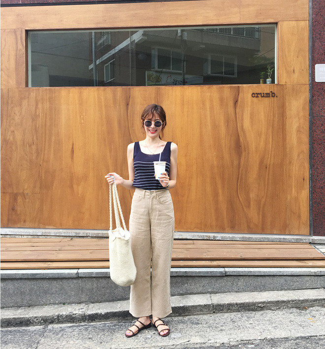 Diện áo ba lỗ với jeans ôm sát sẽ giúp khoe những đường cong cơ thể quyến rũ; còn diện với quần ống suông thì ngay lập tức trở thành quý cô thanh lịch, nữ tính.