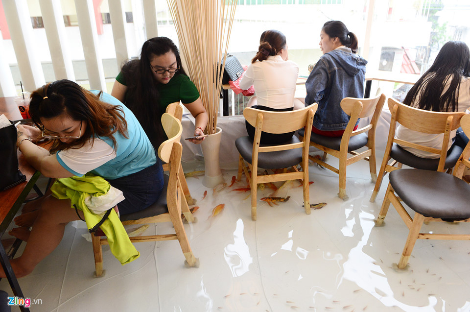 Nói về ý tưởng kinh doanh mô hình quán kiểu này, a Hòa cho hay quán cà phê máy lạnh đã quá nhiều, rất bình thường rồi nên anh muốn tạo một không gian vừa mới lạ vừa mát mẻ khác biệt.