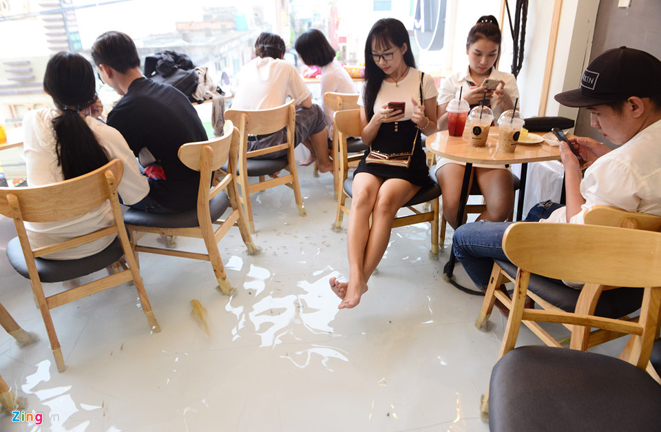 Một nhân viên phục vụ quán cho biết thêm những ngày đầu có nhiều khách thiếu ý thức, khi cố bắt cá rồi bị ngã làm bắn nước vào khách xung quanh. Họ phải thường xuyên nhắc nhở để chấm dứt tình trạng này.