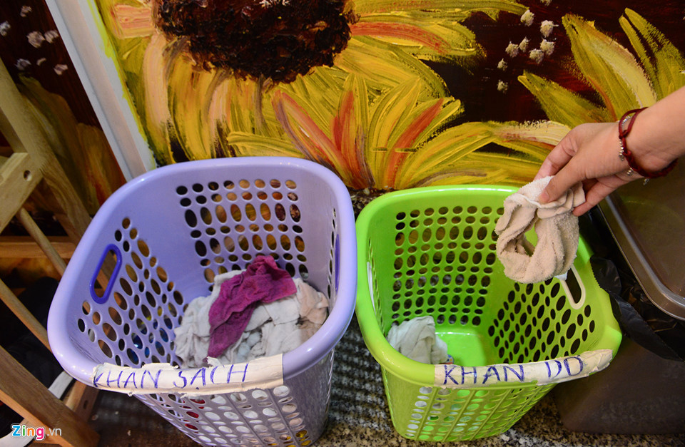 Trước cửa hồ cá được đặt 2 sọt đựng khăn sạch cho khách lau chân trước và sau khi vào hồ.