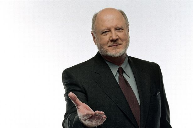 David Ogden Stiers: Nam diễn viên đóng vai Thiếu tá Charles Emerson Winchester III của series M * A * S * H qua đời hồi tháng 3 ở tuổi 75, sau khi chiến đấu với căn bệnh ung thư bàng quang quái ác. Trong sự nghiệp, ông nổi tiếng qua các bộ phim, chương trình truyền hình như The Mary Tyler Moore show, Charlie's Angels, Star Trek .