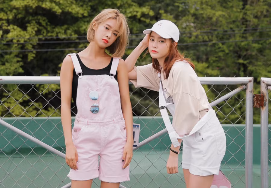 Diện cùng quần yếm Mùa hè này, quần yếm vẫn là một trong những item "hot" nhất và bên cạnh crop top, tank top chính là "một nửa" chuẩn nhất để diện cùng quần yếm.