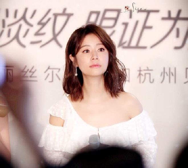 Đó là hôm 16/6 vừa qua, Lâm Tâm Như đã có mặt Hàng Châu để tham gia một sự kiện. Lựa chọn trang phục đầm trắng với nữ tính, nữ diễn viên "Hoàn Châu Cách Cách" khoe được đôi vai trần nuột nà. Bên cạnh đó, Lâm Tâm Như còn gây ấn tượng bởi kiểu tóc mới trẻ trung. Mái tóc ngắn ngang vai được làm xoăn nhẹ nhàng giúp bà mẹ một con trở nên cuốn hút và phong cách hơn.