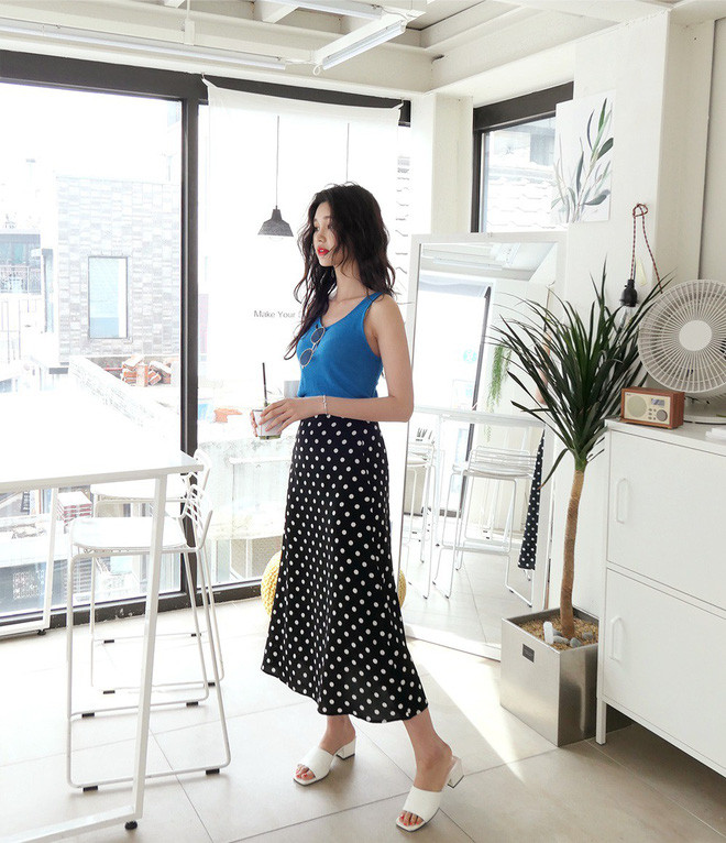 Còn nếu yêu thích phong cách thanh lịch và cổ điển một chút thì bộ đôi áo ba lỗ cùng chân váy midi sẽ là sự lựa chọn hoàn hảo cho các nàng.