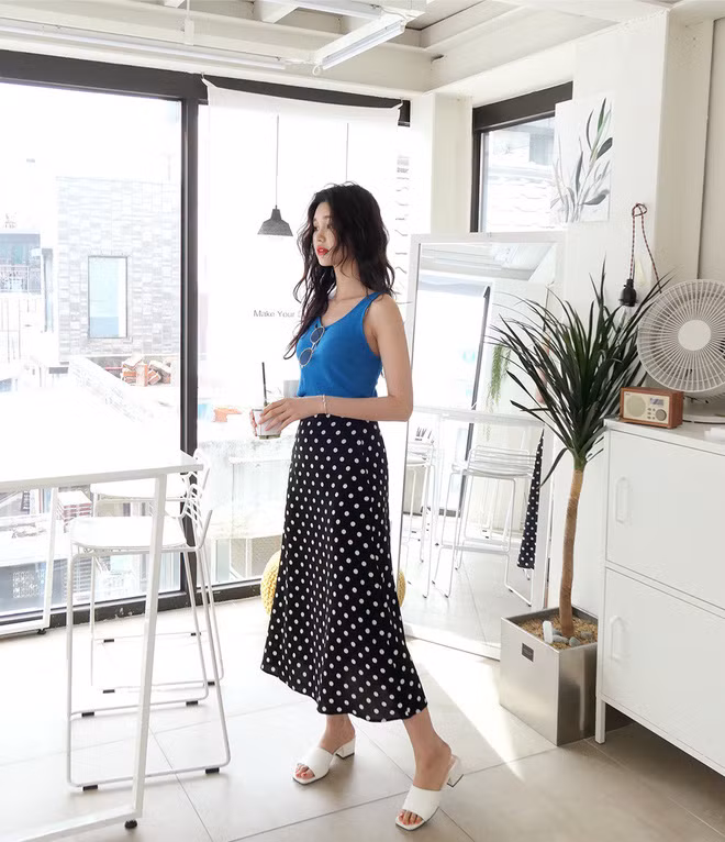 Còn nếu yêu thích phong cách thanh lịch và cổ điển một chút thì bộ đôi áo ba lỗ cùng chân váy midi sẽ là sự lựa chọn hoàn hảo cho các nàng.