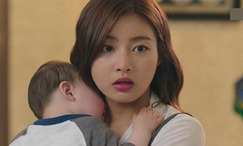 Giờ đây cô ấy đã là một người phụ nữ, một người vợ, người mẹ lúc nào cũng căng thẳng với việc chăm con, nấu nướng, dọn dẹp nhà cửa. (Ảnh: Internet)