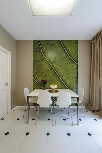 Tường được trang trí bằng bức ảnh lá lớn tạo không gian xanh tại khu vực ăn uống.