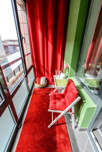 Căn hộ có ban công nhỏ được trang trí màu sắc rực rỡ, làm nơi thư giãn, đọc sách, uống trà.