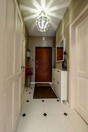 Mặc dù với nguồn ngân sách hạn chế khi cải tạo căn hộ, chủ nhà đã làm mới không gian sống này bằng việc xóa bỏ những bức tường và thay thế đồ nội thất.