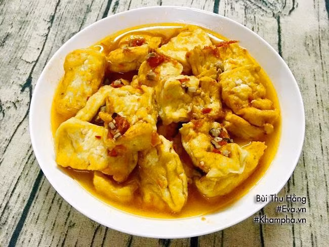 ĐẬU PHỤ SỐT CÀ CHUA Đậu phụ rửa qua nước, thái miếng nhỏ rồi rán vàng. Cà chua 2 quả rửa sạch, thái nhỏ, xào nhừ. Nêm bột canh, dầu hào và 1/2 bát con nước cho vừa rồi cho đậu phụ đã rán vào đun nhỏ lửa cho đậu ngấm gia vị là được.