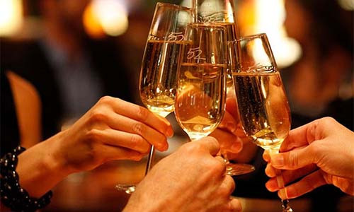 Sau bua com dai khach, 2 nhan vien moi lap tuc bi duoi viec