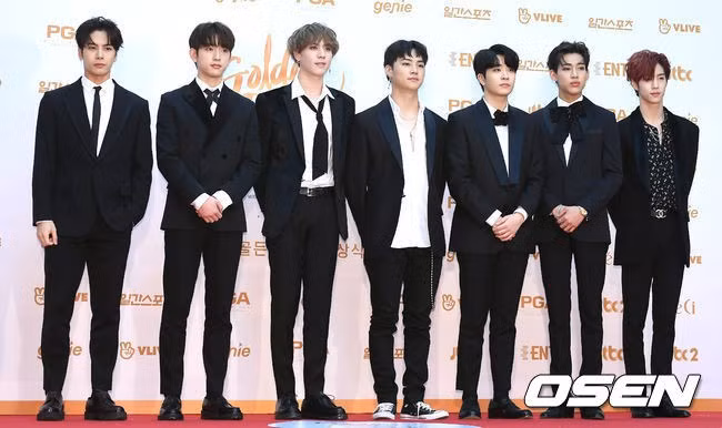 Nhóm nhạc GOT7 lịch lãm với vest, riêng trưởng nhóm JB "lệch tông" khi đi giày thể thao.