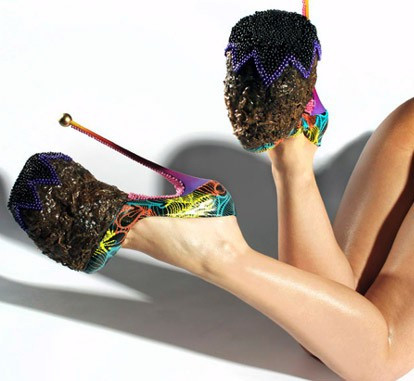 Đôi giày làm từ phân voi này cao đến gần 26cm, được thiết kế lấy cảm hứng từ bầu trời với những màu sắc tươi tắn bắt mắt.