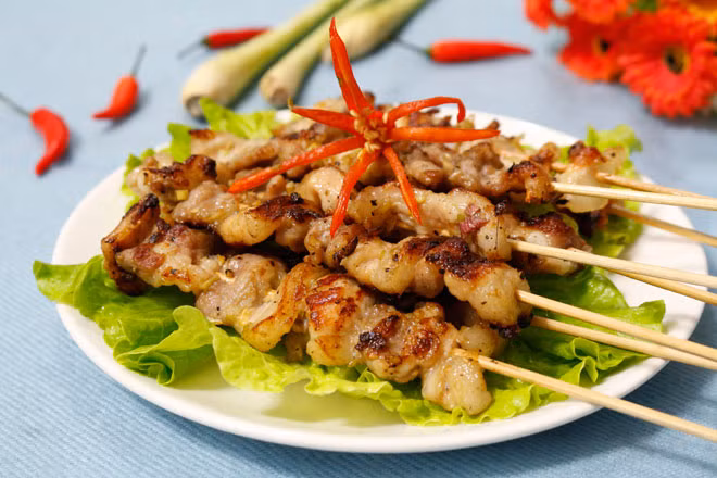 Bày thịt xiên nướng ra đĩa và ăn nóng cùng với bún hoặc cơm, chấm nước mắm chua ngọt ăn kèm với các loại rau sống thì còn gì bằng.