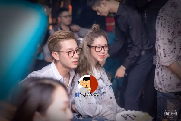 Cô gái bên cạnh được đồn đoán là người yêu hiện tại của chàng hotboy Phí Ngọc Hưng.