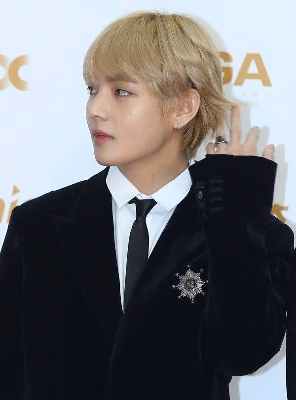 Mới đây, V được bầu chọn là gương mặt đẹp trai nhất thế giới. Gương mặt hoàn hảo, sống mũi cao giúp anh vượt qua nhiều ngôi sao nổi tiếng để đứng đầu danh sách.