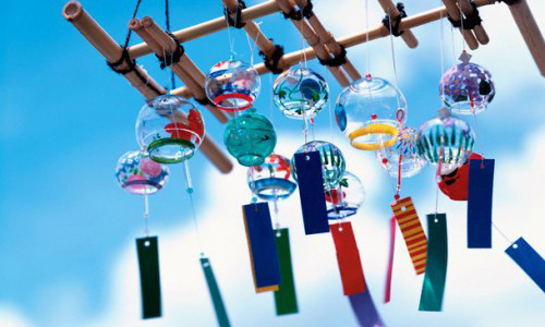 Cach treo chuong gio hop phong thuy giup gia dinh hut tai loc