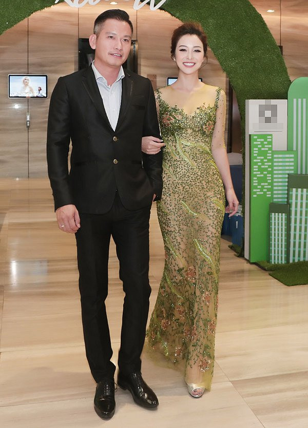 He lo moi quan he thuc su cua Jennifer Pham va bo me chong-Hinh-3