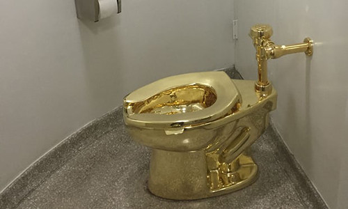 Chiếc bồn cầu bằng vàng ròng tại bảo tàng Guggenheim. (Ảnh: Guardian)