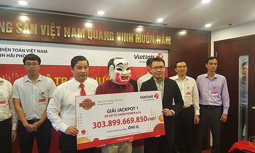 Ông Q. tại buổi lễ trao giải Jackpot 1 chiều 22/5.