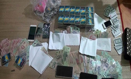 Bat qua tang hon chuc nguoi dang sat phat tren chieu bac