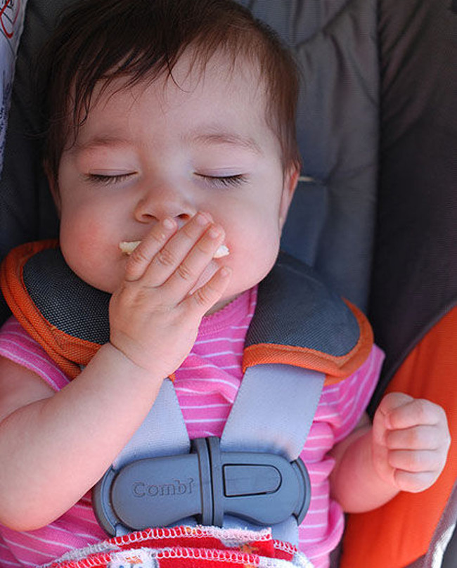 Vừa ngủ vừa ăn cháu quen rồi các bác ạ.