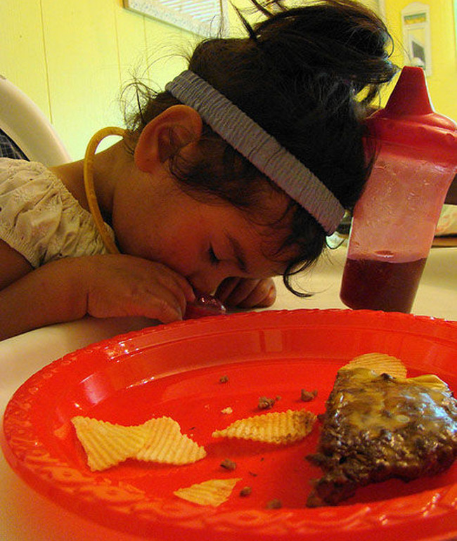 Cơn buồn ngủ ập đến bất ngờ thì đang ăn cũng chịu.