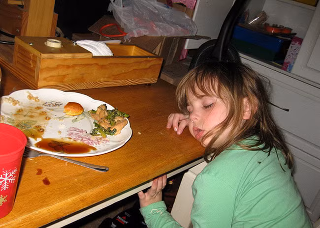 Phải ngủ mới đủ sức để ăn chứ.