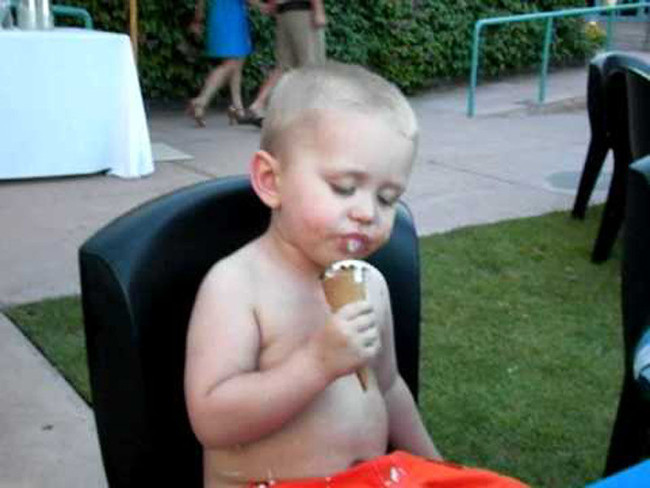 Người ta đang ngủ mà cứ bắt ăn kem là sao?