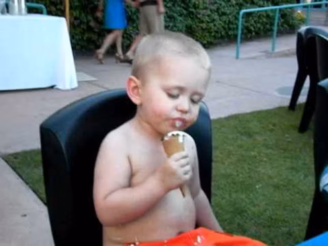 Người ta đang ngủ mà cứ bắt ăn kem là sao?