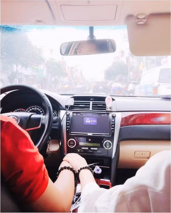 Giang Hong Ngoc vuong nghi van bau bi sau khi ra mat ban trai-Hinh-5