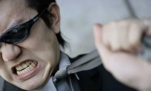 Don ghen nho doi cua ong chu danh cho trai tre