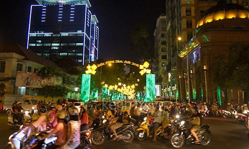 Đi chơi đêm nhiều sẽ có nguy cơ mắc bệnh ung thư do phơi nhiễm đèn Led. Ảnh minh họa