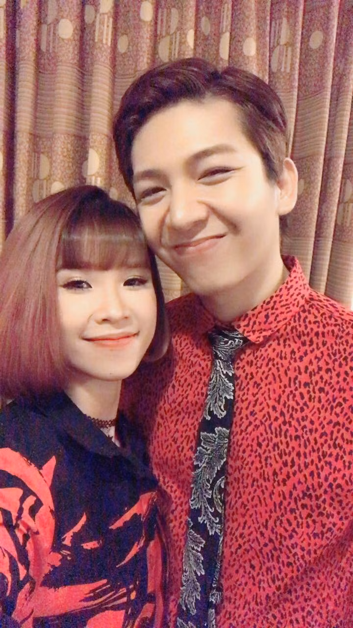 Nhiều khán giả còn nhận xét từ sau khi kết hôn vào tháng 11/2017, thần sắc của Khởi My tươi trẻ hơn trước. Cô cũng đổi sang kiểu tóc ngắn như nữ sinh. Sau đám cưới, cả hai dành thời gian đi chơi một tháng trước khi trở lại với công việc.